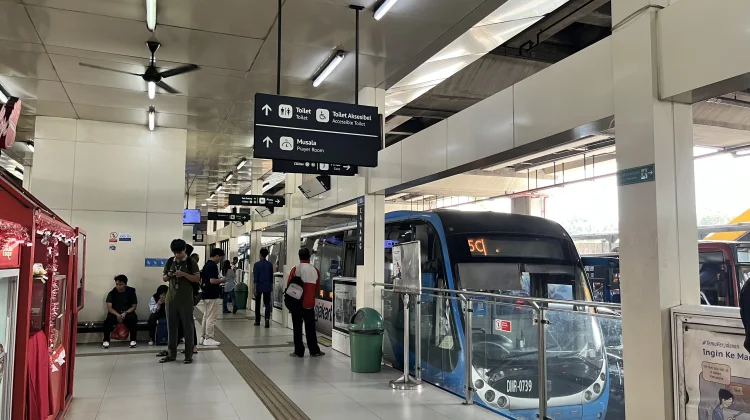 Halte Cawang Lengang di Tengah Penyesuaian TransJakarta Hari Ini