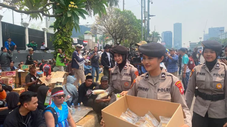 Polwan Sapa Peserta Aksi Aspirasi, Bagikan Konsumsi di Depan DPR