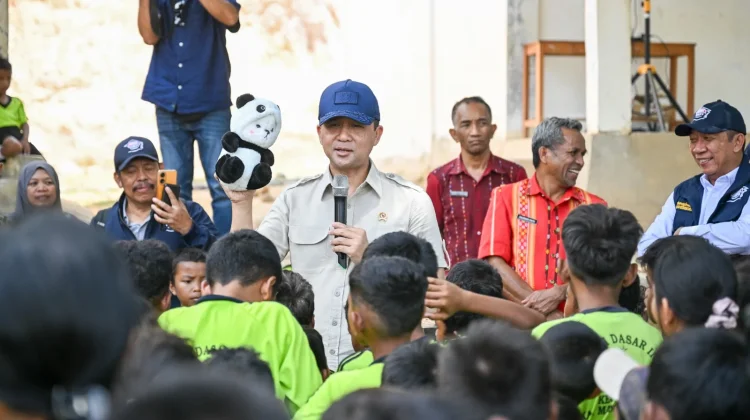 Mentrans Salurkan Bantuan Rehabilitasi Sekolah Rusak akibat Gempa NTT