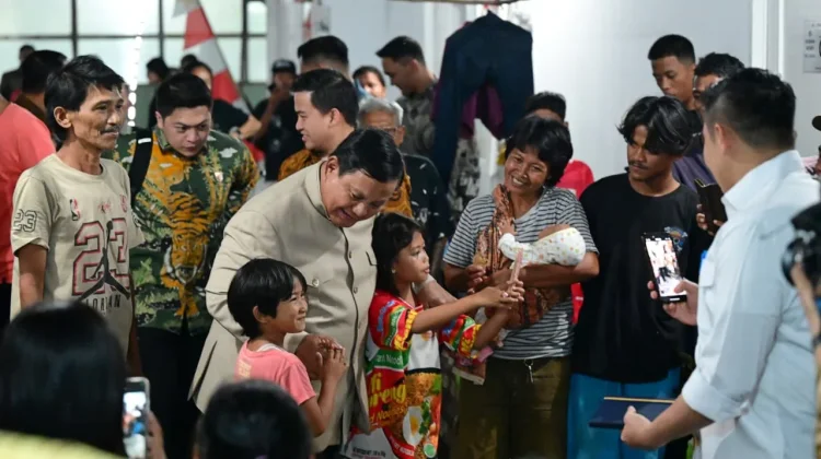 Presiden Prabowo Kunjungi Warga Eks Bantaran Rel Kereta