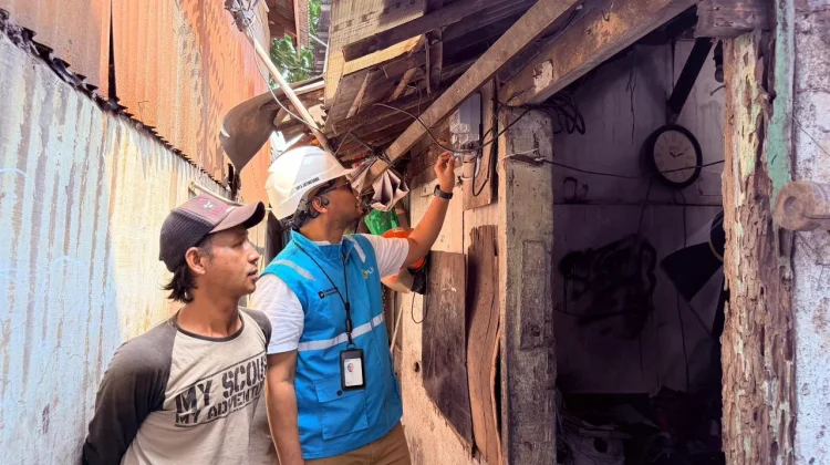 PLN Salurkan Sambungan Listrik Gratis 83 Keluarga di Jakarta