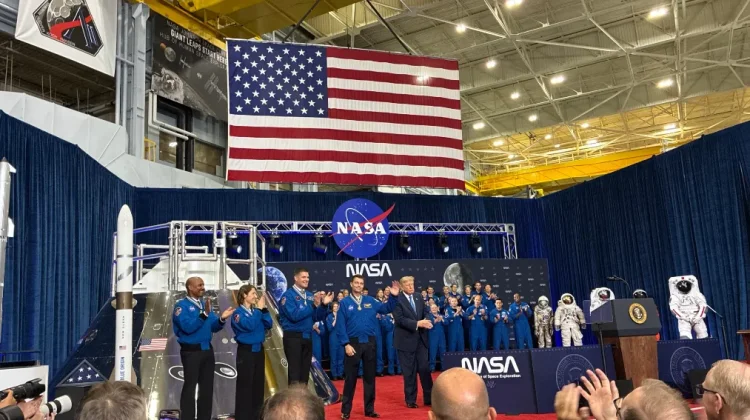 Astronaut Artemis II Raih Congressional Space Medal of Honor dari Trump