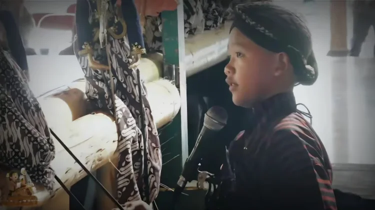 Dari Wayang Buto, Theo Temukan Jalan Menjaga Tradisi