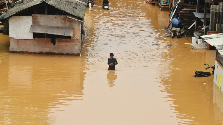 Banjir Bandang Bisa Terlihat seperti Tsunami, Ini Perbedaan Keduanya