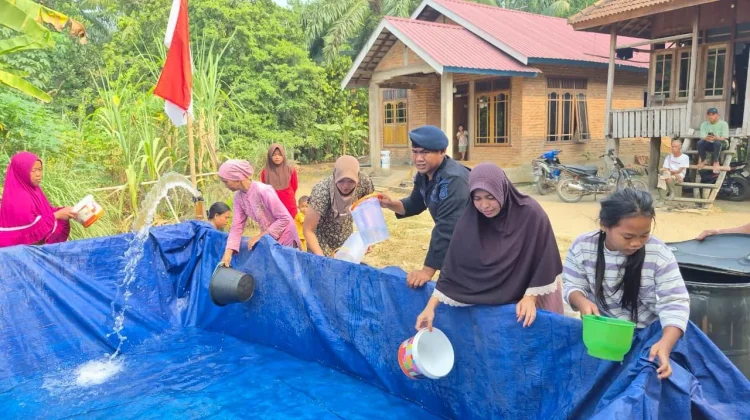 Brimob Jambi Peduli, Salurkan Air Bersih untuk Warga Terdampak Kekeringan