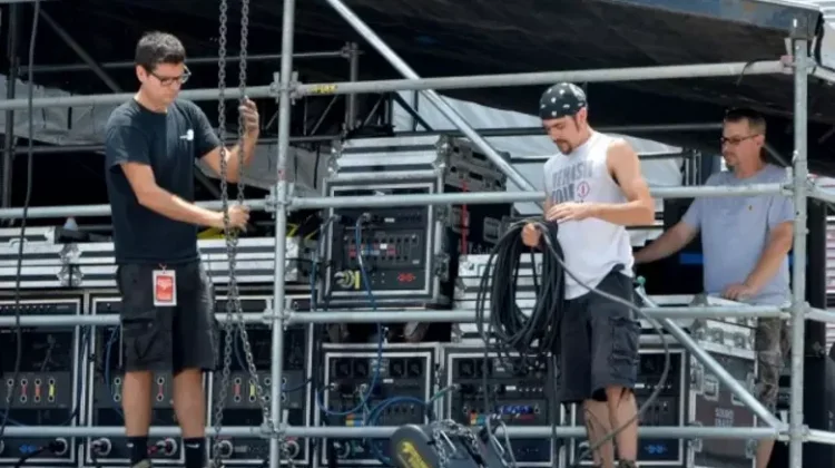 Mengenal 'Roadie', Kru yang Sibuk di Balik Panggung Konser