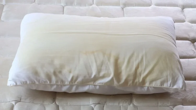 Inilah Cara Mudah Hilangkan Noda Kuning Keringat pada Bantal