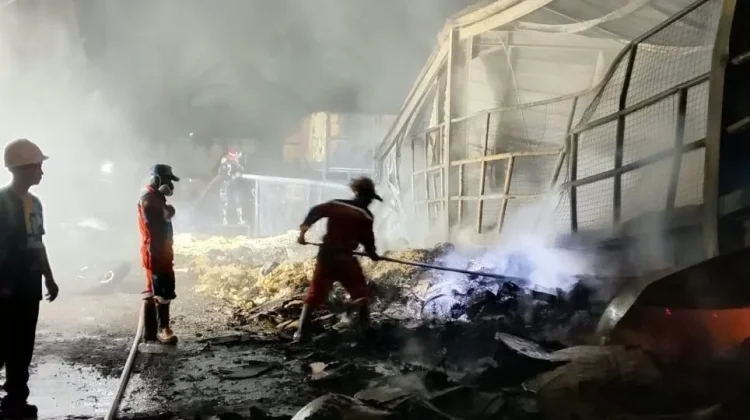 Pabrik Mie Instan di Bekasi Terbakar, 10 Unit Armada Pemadam Kebakaran Dikerahkan