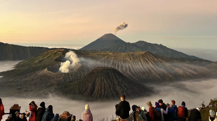 Gunung Semeru Ditutup akibat Karhutla, 1.235 Pendaki Gagal Mendaki