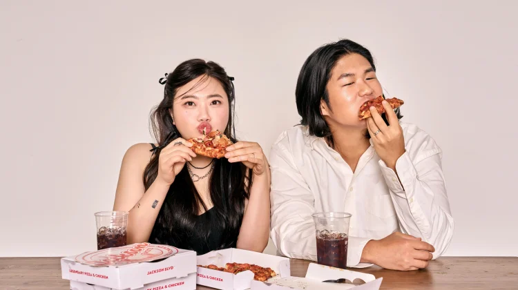 Kenapa Mukbang Bisa Mendunia? Ini Awal Mula Tren Makan di Depan Kamera