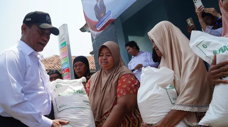 Tinjau Bantuan Pangan di Karawang, Kepala Bapanas Pastikan Tepat Sasaran