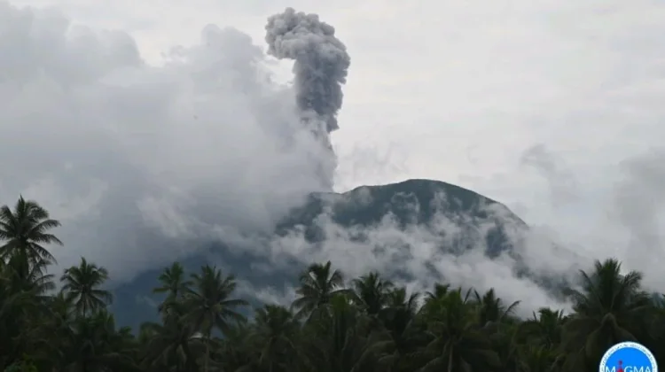 PVMBG Catat Erupsi Gunung Ibu, Kolom Abu Capai 1.825 Meter di Atas Laut