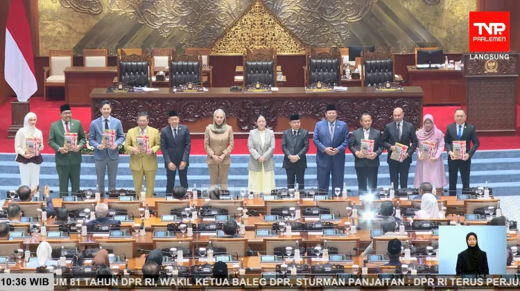 Ketua DPR Serahkan Laporan Kinerja Tahun 2025-2026 kepada Seluruh Fraksi