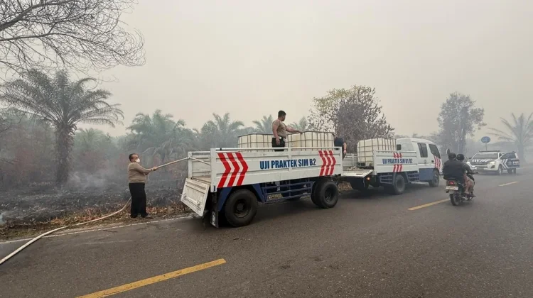 Cegah Api Meluas, Polantas Kalteng Turun Padamkan Karhutla di Palangkaraya