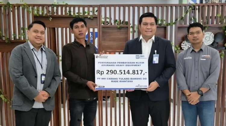 Pemulihan Operasional Nasabah, BRI Insurance Serahkan Klaim Asuransi Rp290 Juta