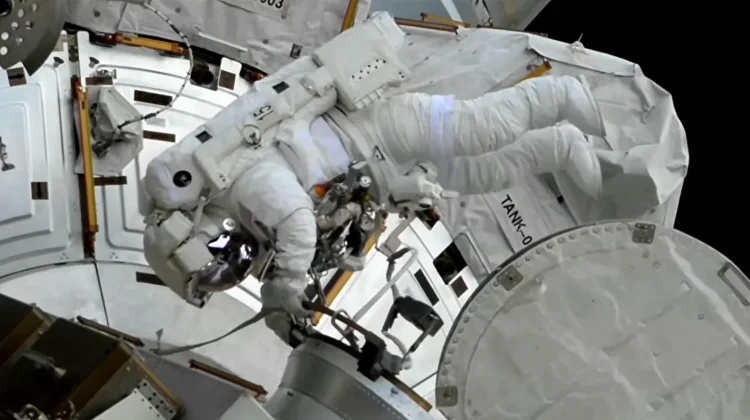 Astronaut NASA dan ESA Rampungkan Spacewalk Selama 6 Jam 49 Menit di Luar ISS