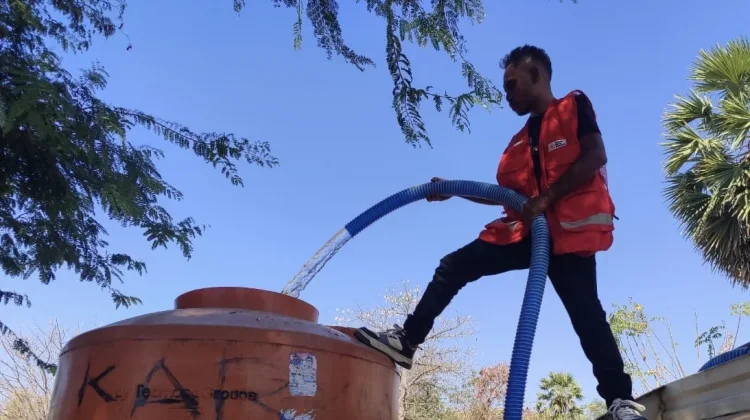 PMI Salurkan 20.000 Liter Air Bersih untuk Penyintas Gempa di Nagekeo