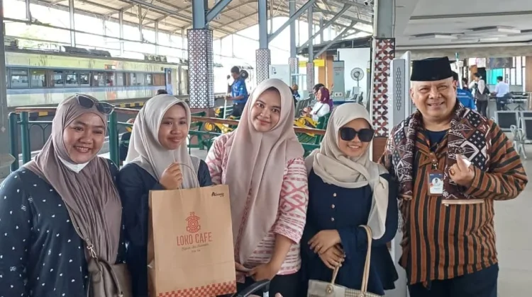 Manajemen KAI Services Menyapa Pelanggan di Sebelas Regional