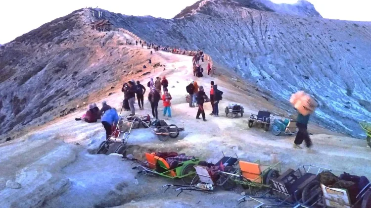 Karhutla Merembet ke Jalur Pendakian, Wisata TWA Kawah Ijen Ditutup Sementara