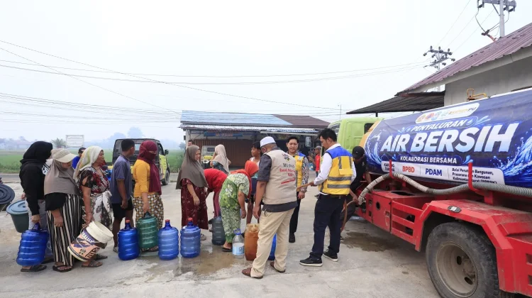 Hadapi Kekeringan dan Karhutla, Kementerian PU Salurkan Air Bersih di Kalbar