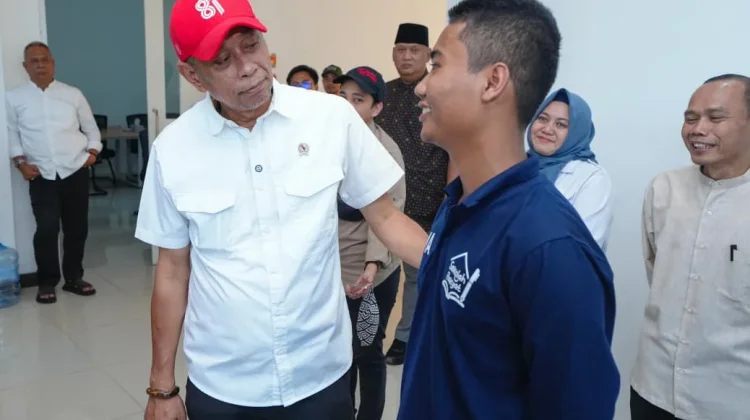 Wamensos Minta Siswa Sekolah Rakyat Tak Mudah Menyerah