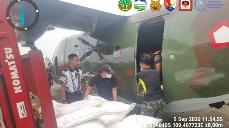 BNPB Gelar OMC di Kalsel, Satu Ton Garam Disemai Tekan Karhutla