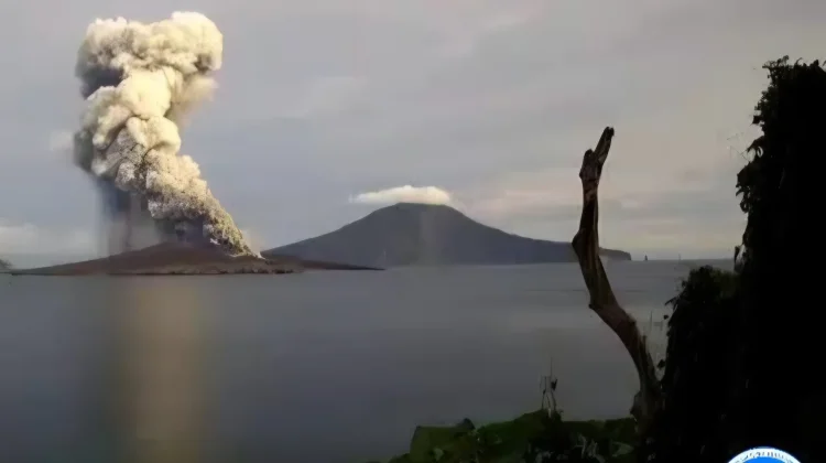 Anak Krakatau Erupsi Menerus, BRIN Nilai Kolom Letusan Diduga Capai Tropopause