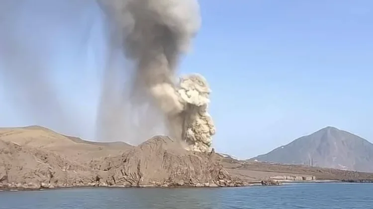 Kemenhub Larang Kapal Mendekat 3 Km dari Kawah Anak Krakatau