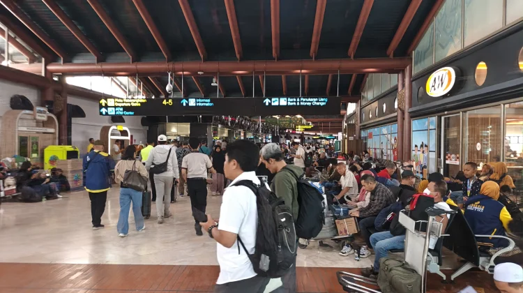 Sejumlah Penerbangan Dibatalkan, Penumpang Padati Area Tunggu Bandara Soetta