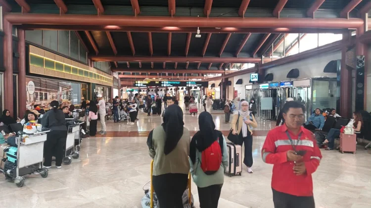 Dampak Erupsi Gunung Anak Krakatau, Lima Bandara ditutup