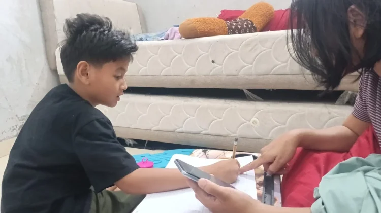 Vibes Sekolah Online! Orang Tua di Depok Apresiasi PJJ Imbas Abu Krakatau