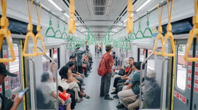 INKA Rawat Intensif Sarana KRL, KAI Lakukan Penyesuaian Perjalanan Sementara