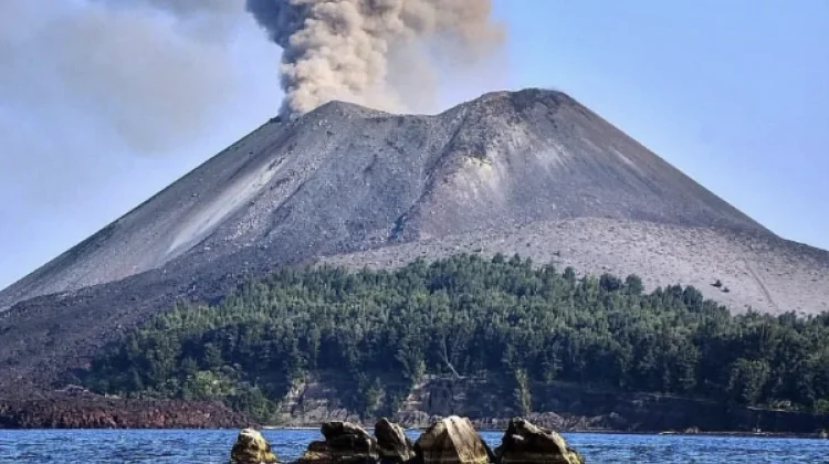 Abu Vulkanik Anak Krakatau Bergerak ke Arah Ini, BMKG Beri Peringatan