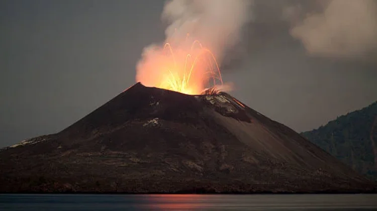 Inilah Alasan Mengapa Arah Abu Gunung Anak Krakatau Berubah-ubah