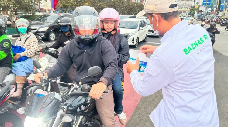 Respons Paparan Abu Vulkanik, BAZNAS Bagikan Masker kepada Warga