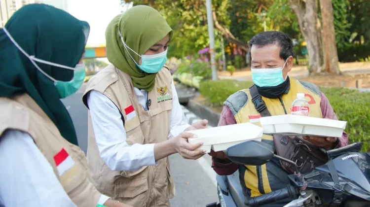 BAZNAS Bagikan 250 Makanan Siap Saji bagi Pekerja Rentan Terdampak Abu Vulkanik