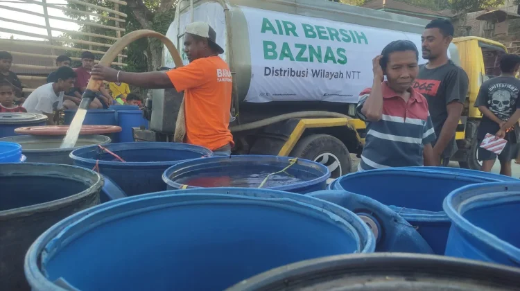 BAZNAS Distribusikan Air Bersih untuk Penyintas Gempa NTT