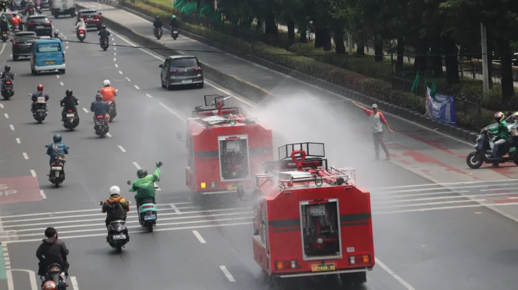 Kodam Jaya Bersihkan Debu Vulkanik Gunakan 147 Water Tank