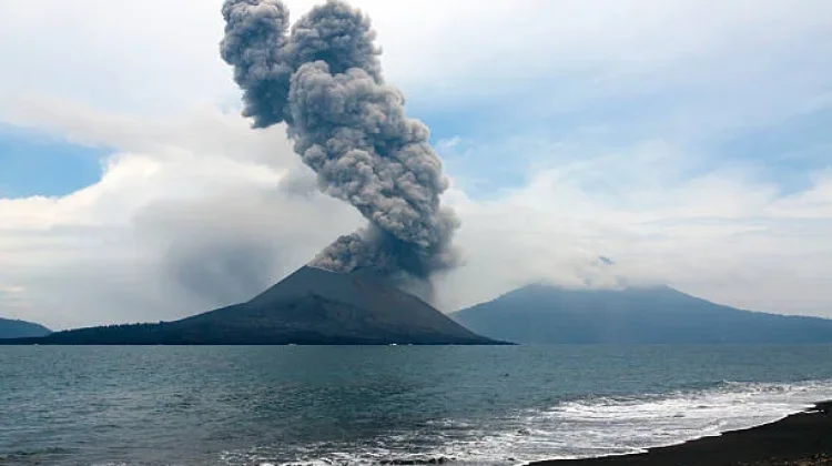 BMKG: Abu Vulkanik Anak Krakatau Menyebar hingga Teluk Lampung