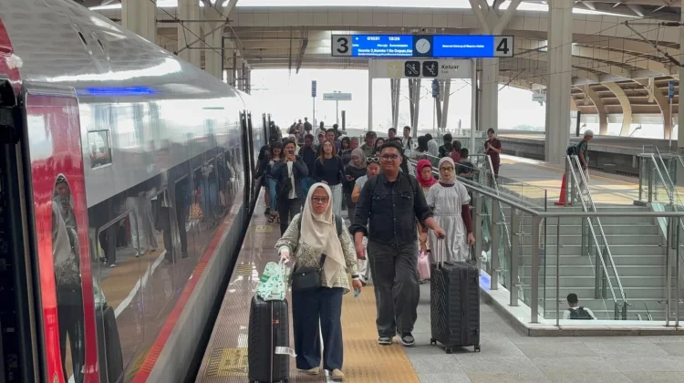 Naik Whoosh Mulai Rp9.900 ? Ini Respon Penumpang
