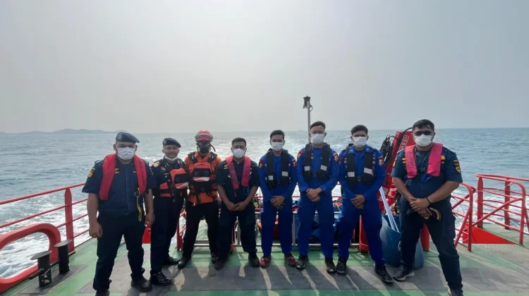 KSOP Banten dan Tim SAR Gabungan Cari Lima Jurnalis Hilang Kontak di Selat Sunda