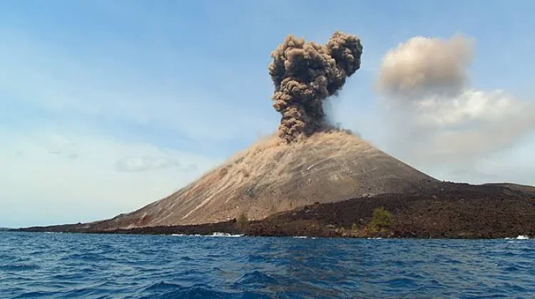 Gunung Anak Krakatau Masih Level Siaga, Badan Geologi ESDM Keluarkan Larangan Ini