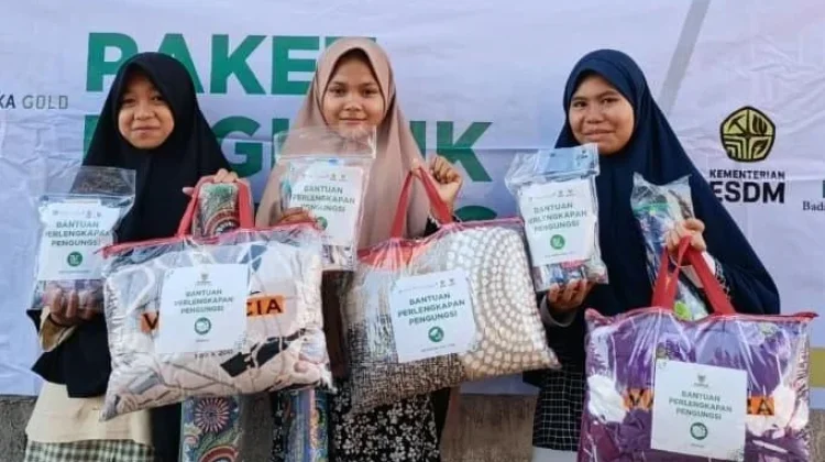 BAZNAS Salurkan 550 Paket Selimut dan Alas Tidur untuk Pengungsi Gempa NTT