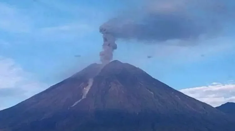 Gunung Semeru Erupsi Tiga Kali Pagi Ini, Letusan Terakhir Tembus 1.000 Meter