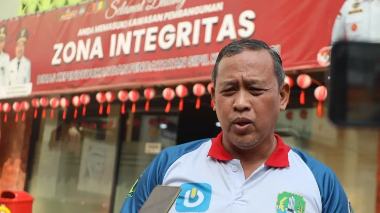 TPA Sumurbatu Disemprot Ekoenzim untuk Tekan Risiko Kebakaran