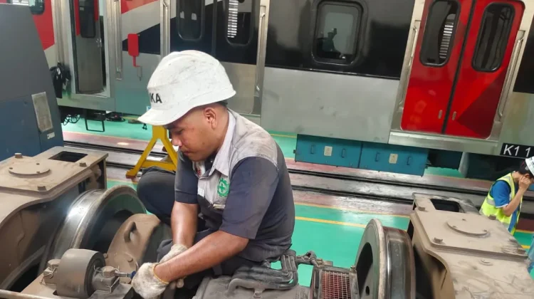 KAI dan INKA Percepat Perawatan Tujuh Trainset KRL Jabodetabek