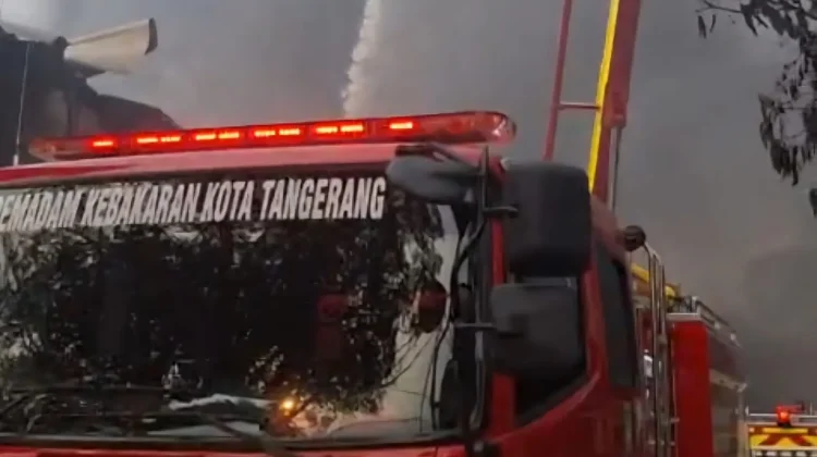 Kebakaran Hebat Landa Pabrik Lampu Tangerang