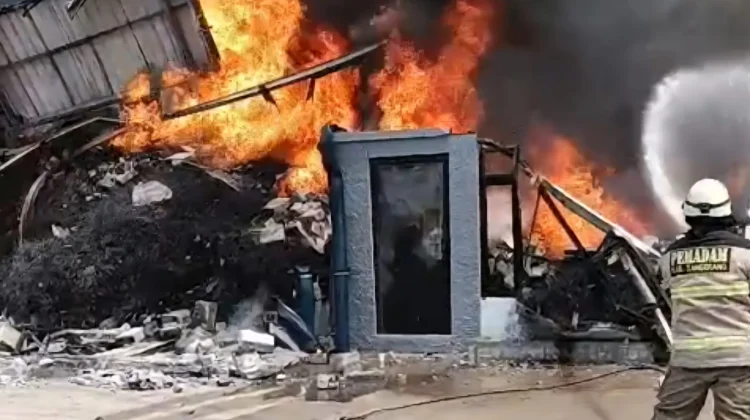 Kebakaran Hanguskan 28 Gudang di Kosambi Tangerang