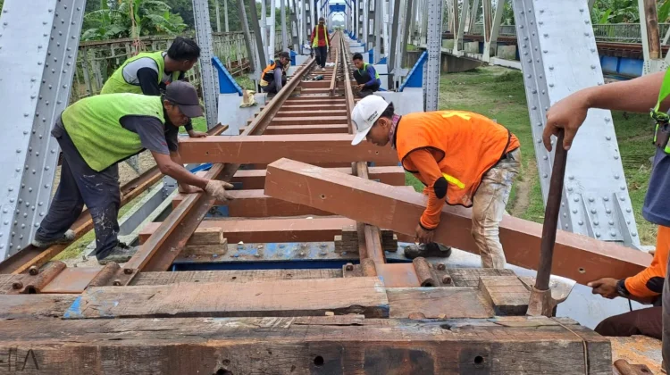 Inovasi Perawatan Rel Ramah Lingkungan KAI Pakai 68.501 Bantalan