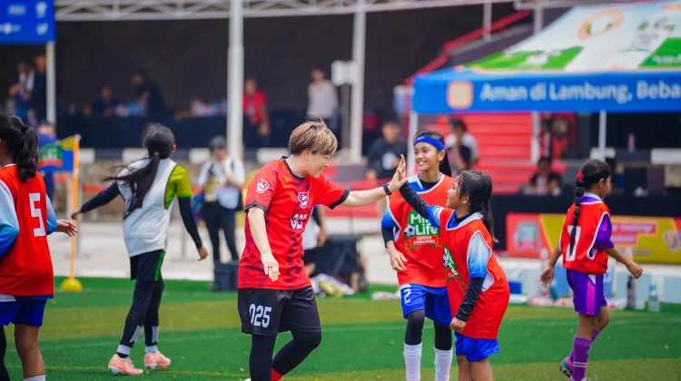 Mana Iwabuch dan Aya Miyama 'Coaching Clinic' Pesepakbola Putri Usia Dini